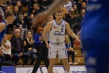 Enea Basket przegrał z SKS Starogard Gdański, a trener Przemysław Szurek apeluje, żeby nie przesadzać z oczekiwaniami
