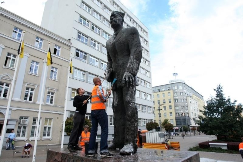 Ice Bucket Challenge  w Gdyni. Pomnik Abrahama został oblany wodą [ZDJĘCIA] 