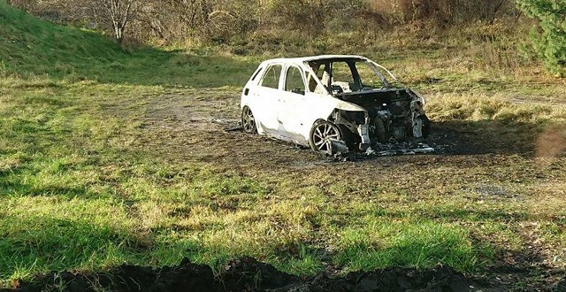 W niedzielę, 26 listopada, nad ranem w Nowogrodzie Bobrzańskim spłonął kolejny samochód. Tym razem to citroen. Wcześniej w tym samym miejscu spalił się ford, a nieopodal ford transit. Czy to robota podpalacza?Do pożaru samochodu doszło około godz. 5.00 nad ranem przy ul. Młyńskiej. Na miejsce dojechali strażacy i szybko ugasili płonące auto. Citroen jednak spłonął całkowicie. Niedawno przy tej samej ulicy spłonął ford. Wrak stoi tam cały czas. Niedaleko spłonął również ford transit.Przyczyna pożaru samochodu nie jest ustalona. Wyjaśnić ją ma policyjne dochodzenie. Po Nowogrodzie zaczynają jednak krążyć plotki, że podpalenia samochodów to robota piromana.Zobacz też: Najnowszy Magazyn Informacyjny GL (24.11.2017)