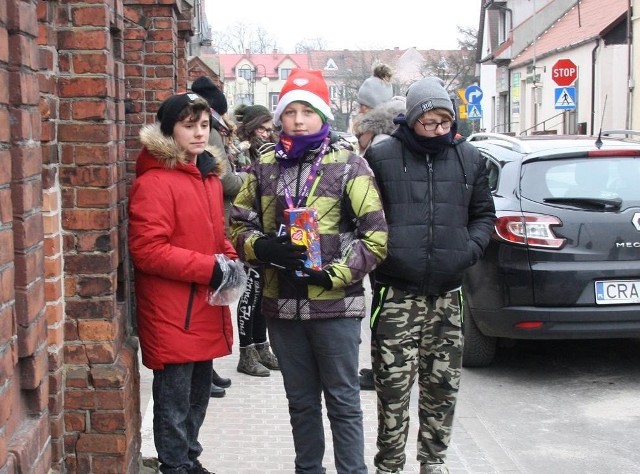 Wielka Orkiestra Świątecznej Pomocy gra pełną parą. Sztab Radziejowie liczy pieniądze zebrane przez wolontariuszy.