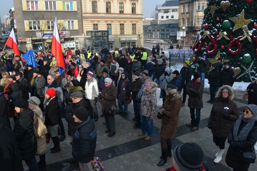 Manifestacja KOD w Bielsku-Białej. Mróz, demokracja, narodowcy i... poseł Pięta [ZDJĘCIA]