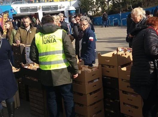 Wyjątkową formę przybrał protest prowadzony w środę, 20 marca, w centrum Warszawy. Około 40 osób z ruchu ludowego Agro Unia, w tym grupa ze Świętokrzyskiego, rozdawała jabłka i rozmawiała o problemach sadowników z mieszkańcami