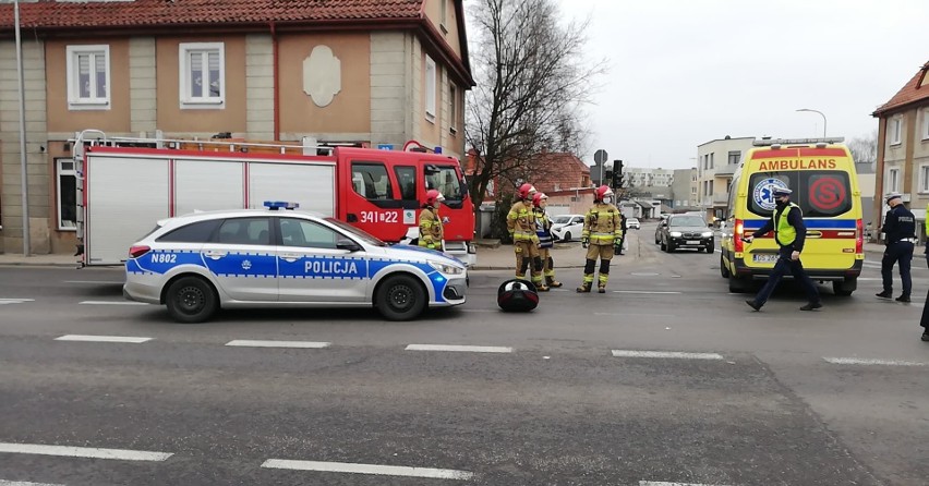 Wypadek na skrzyżowaniu Szczecińskiej z Kossaka w Słupsku. Motocyklista trafił do szpitala (zdjęcia)