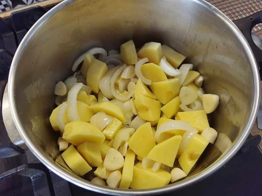 W garnku rozgrzej masło, podsmaż cebulę i ziemniaki. Dodaj...