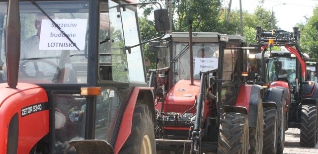 Rolnicy na traktorach protestowali przeciwko budowie lotniska w Tykocinie.