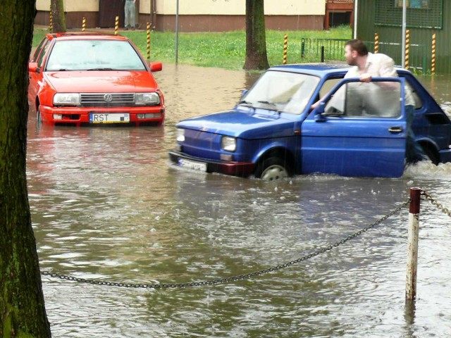Potop na skrzyżowaniu ulic 1 Sierpnia i Kilińskiego w Stalowej Woli.