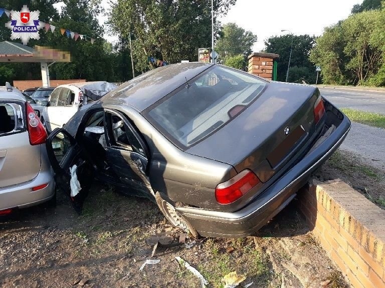 Biała Podlaska. Kierowca BMW wjechał w komis i uszkodził 11 aut