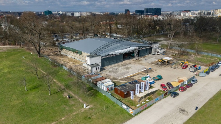 Kraków. Nowy hangar w Muzeum Lotnictwa Polskiego ma już dach i potężne wrota. Jak bunkier!