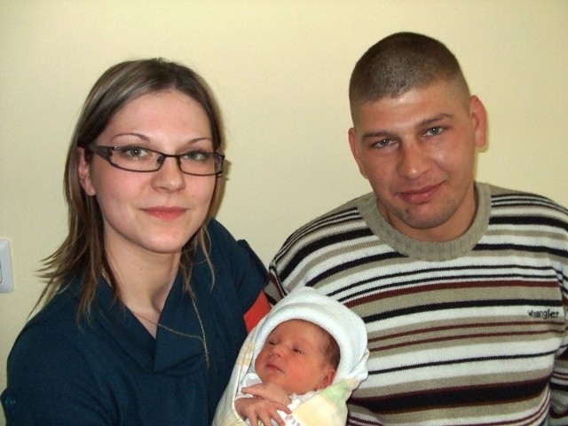 Oliwier Kowalczyk  na zdjęciu z tatą i ciocią Anitą.