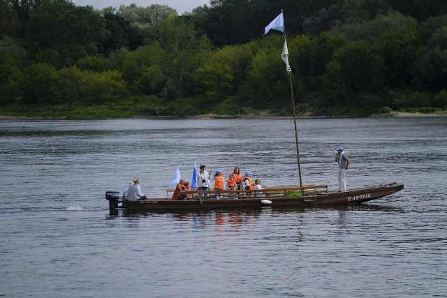 W Toruniu  rozpoczął się Festiwal Wisły.Podczas Festiwalu Wisły zaprezentują się ze swoimi jednostkami żeglarze z Francji. Będą też rzemieślnicy wyrabiający sieci, beczki, liny i oczywiście łodzie. W tym charakterystyczne, długie, topolowe dłubanki. Zagrają renomowane zespoły szantowe, wystąpią artyści, odbędą się liczne pokazy.Festiwal Wisły to także prezentacja nadwiślańskich smaków. Od nalewek, po tradycyjny chleb, sery, powidła, przetwory i wszelakie mięsne przysmaki.Festiwal Wisły 2017 będzie wyjątkowym wydarzeniem, które ożywi Królową Polskich Rzek pomiędzy Włocławkiem i Toruniem. Odcinek Wisły objęty działaniami festiwalowymi wypełni się spływającymi łodziami i zostanie nasycony wieloma atrakcjami związanymi z historią i kulturą pełną zwyczajów, dźwięków i smaków, których na Festiwalu nie zabraknie.