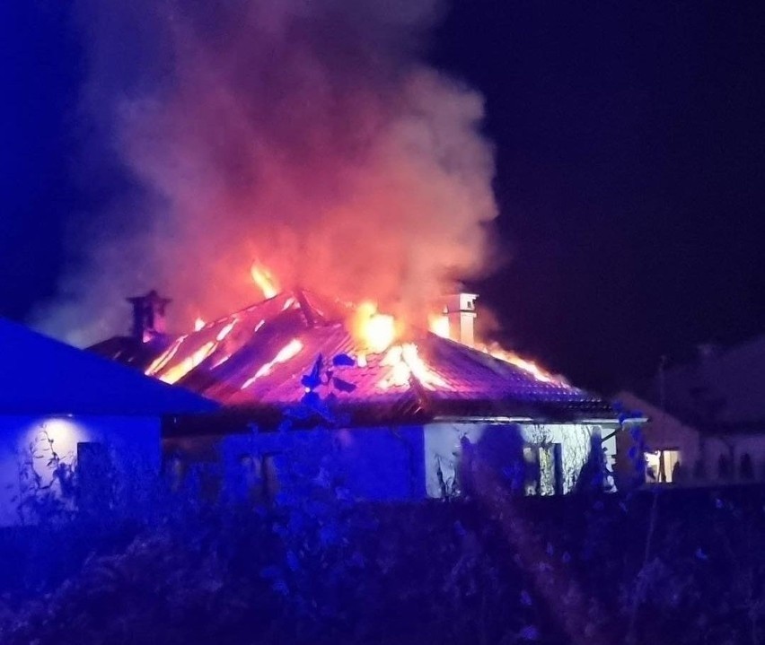 Pożar domu w Makowie Nowym, w gminie Skaryszew. Trwa zbiórka pieniędzy na rzecz osób poszkodowanych w zdarzeniu