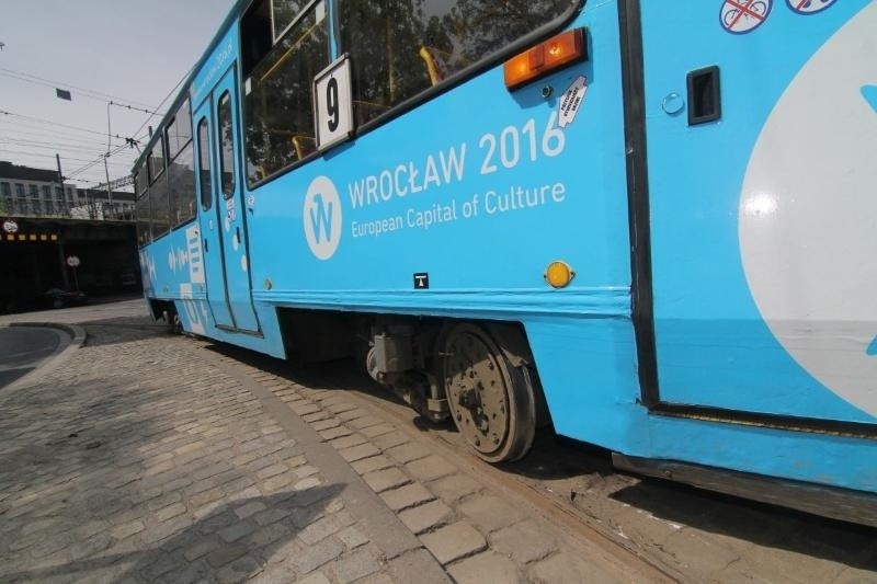 Wrocław: Wykolejenie tramwaju linii 9 na przystanku Peronowa (OBJAZDY, ZDJĘCIA)