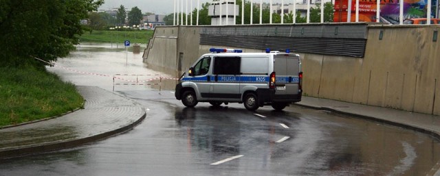 Zalany parking obok hali na Podpromiu w Rzeszowie.