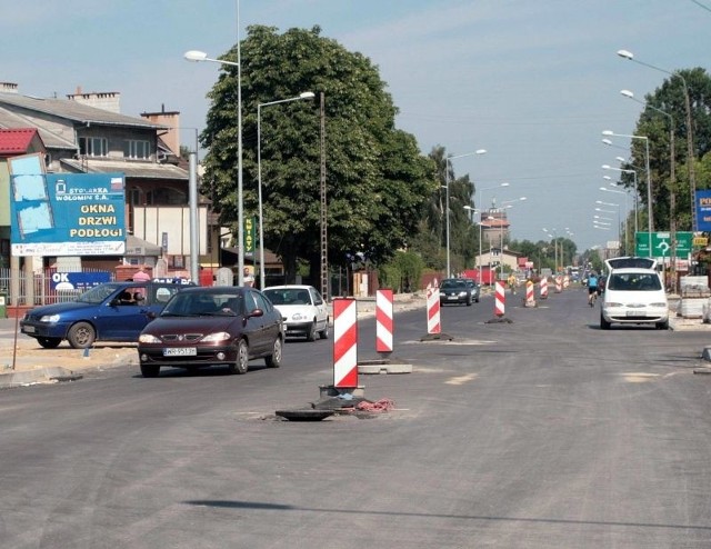 Na pierwszym odcinku ulicy Słowackiego, czyli od ronda Matki Bożej Fatimskiej do skrzyżowania z ulicą Malenicką brakuje jeszcze ostatniej warstwy asfaltu.