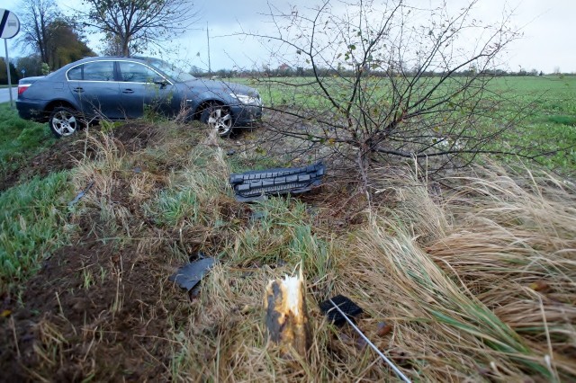 Do zdarzenia doszło dziś (sobota) w godzinach popołudniowych. Jak informuje kom. Robert Czerwiński, rzecznik KMP w Słupsku za kierownicą BMW siedział 30-letni mieszkaniec Słupska. Jechał sam. Z relacji przekazanej policjantom przez mężczyznę wynika, że chcąc uniknąć zderzenia z bliżej nieokreślonym autem jadącym z naprzeciwka skręcił z drogi. W efekcie wpadł do rowu i dachował. Szczęśliwie z kolizji wyszedł bez szwanku. 