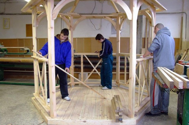 Uczniowie Technikum Przemysłu Drzewnego na zajęciach budują elementy stolarki budowlanej czy piękne altany