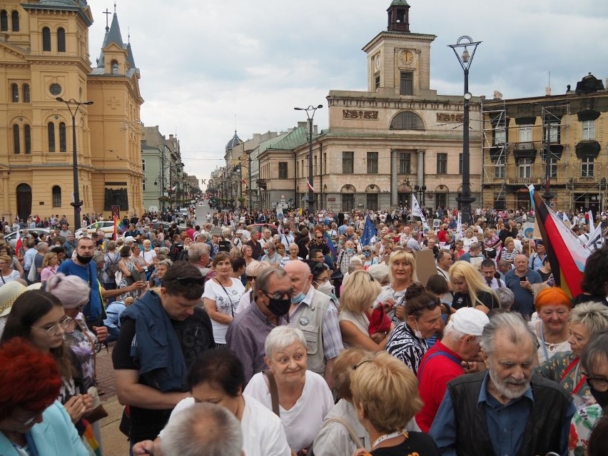 Marsz w obronie wolnych mediów. Przemaszerowali od pl. Wolności do Pasażu Schillera 