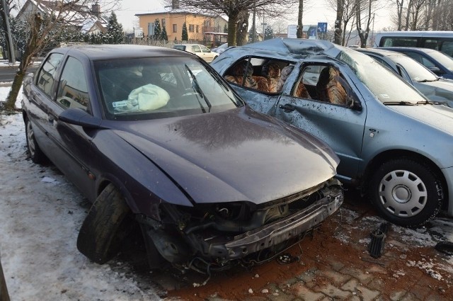Bełchatowscy policjanci zatrzymali pijanego 41-latka, który swoją jazdę zakończył uderzając w drzewo i zaparkowane pojazdy