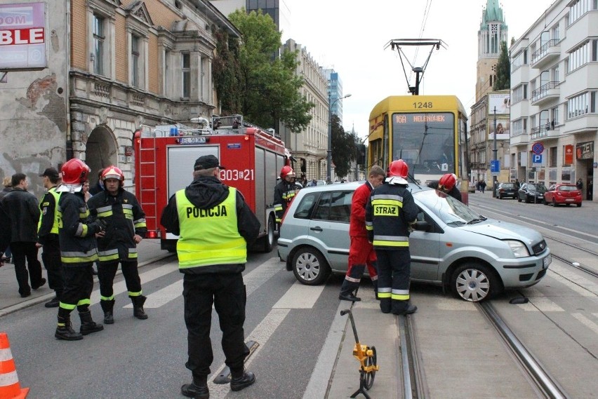 Wypadek na Piotrkowskiej. Tramwaj zderzył się z fordem, ranna kobieta [ZDJĘCIA+FILM]