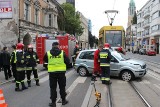 Wypadek na Piotrkowskiej. Tramwaj zderzył się z fordem, ranna kobieta [ZDJĘCIA+FILM]