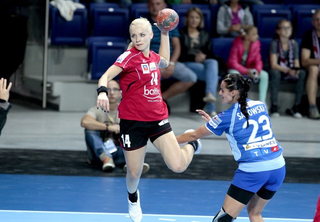 Patrycja Królikowska (z piłką) rzuciła dla Pogoni 5 bramek w meczu w Lubinie.