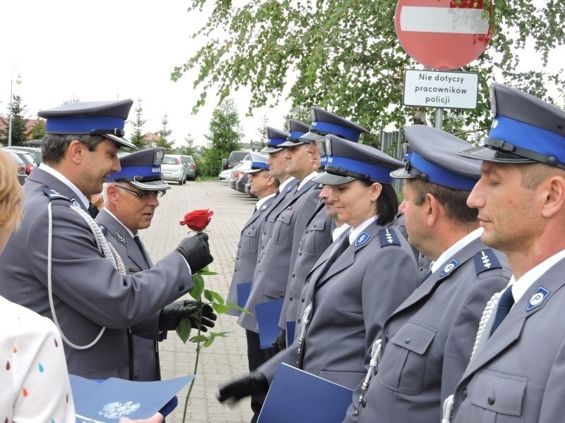 Nadano też  odznaki „Zasłużony policjant” w uznaniu...