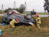 Groźnie na drodze w Czarncy. Po zderzeniu toyota dachowała w rowie [ZDJĘCIA] 