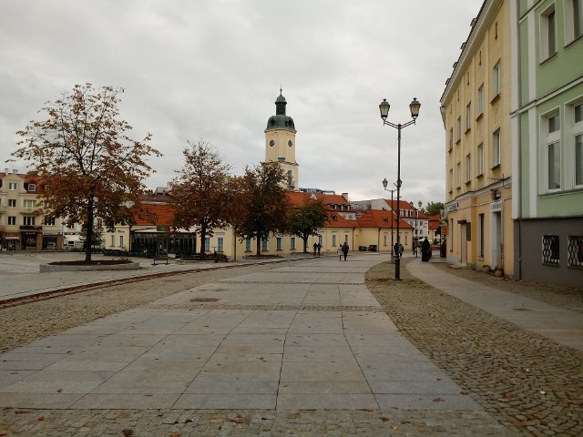 W sobotnie przedpołudnie centrum Białegostoku niemal opustoszałe. Ludzie woleli zostać w domach. Trudno jednak stwierdzić, czy powodem była aura, pora dnia, czy restrykcje.