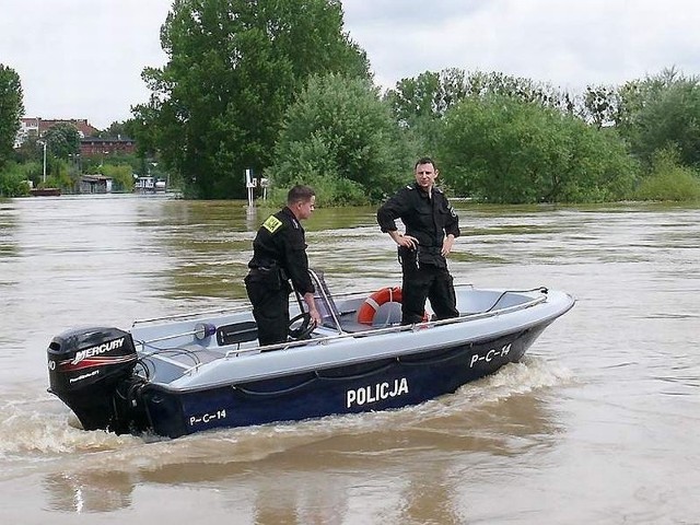 Mł. asp. Roman Kamiński i sierż. sztab. Marian Krzepicki niosą pomoc potrzebującym na wodzie