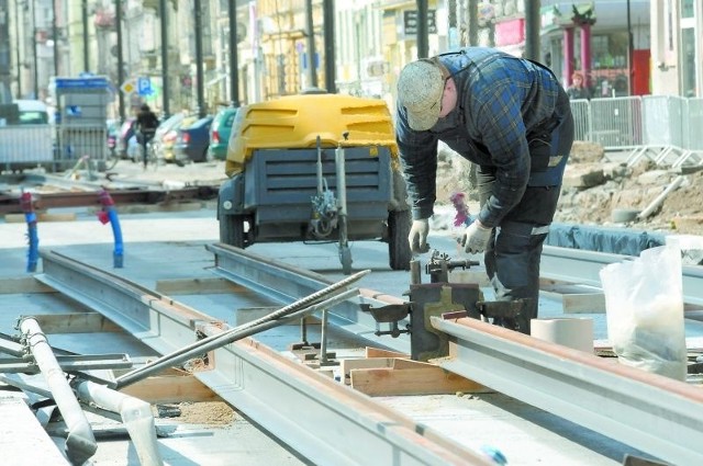 Na skrzyżowaniu z Chodkiewicza rozpoczęto już spawanie nowych torów, a na Gdańskiej - układanie brakujących fragmentów chodnika.