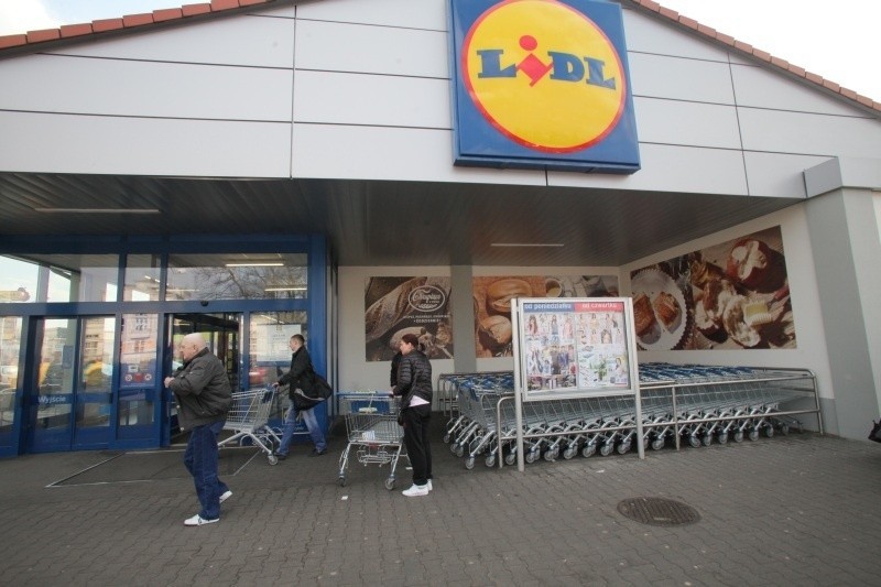 Lidl kontra związki zawodowe. Związkowcy płacili groszówkami