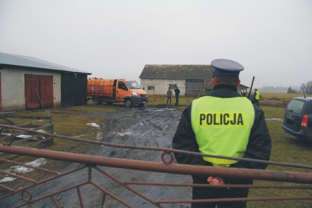 Dzisiaj gospodarstwa pilnowała policja. Wejść mogły tylko służby weterynaryjne oraz osoby pomagające przetransportować zwierzęta.