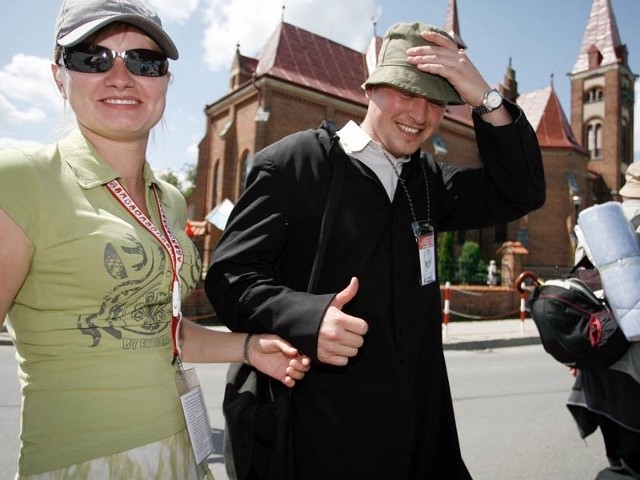 Pielgrzymom dopisywał dobry humor. Nz. Ania i ks. Łukasz z grupy św. Andrzeja