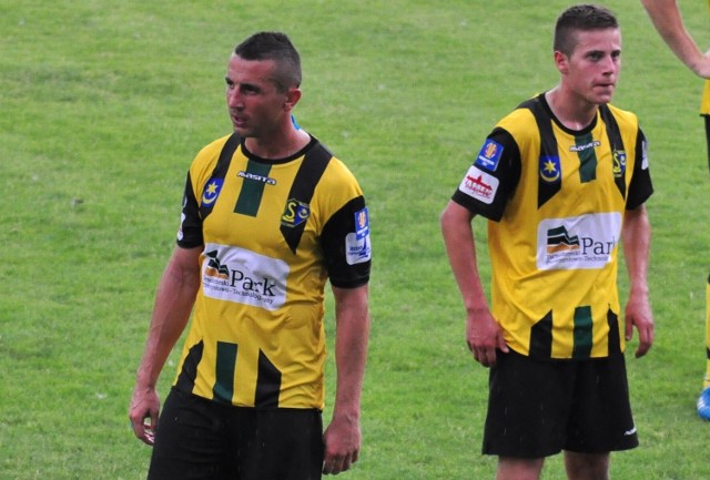 Piłkarze Siarki Tarnobrzeg Marcin Stefanik (z lewej) i Adrian Chłoń) opuszczali boisku w Mielcu mocno niezadowoleni.  