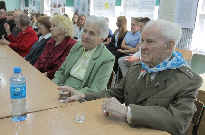 Radom. Wystawa w Zespole Szkół Ekonomicznych przywraca pamięć 