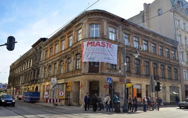 Kamienica na rogu ul. Piotrkowskiej i ul. Narutowicza ma charakterystyczne podcienia, które mają być zabudowane.