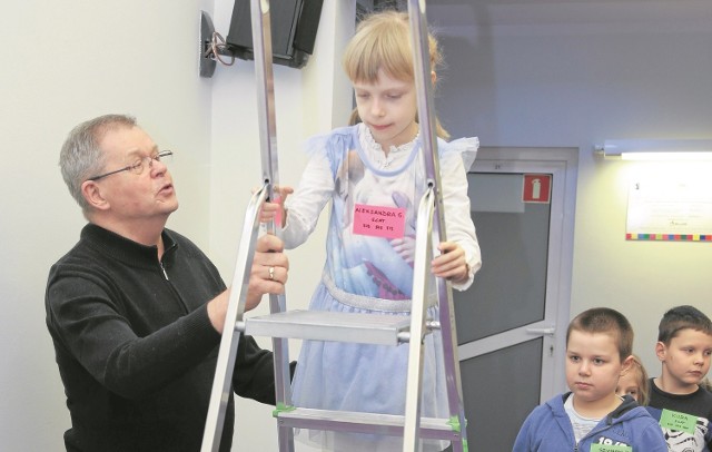 Tylko pozazdrościć Plumowi behapowca - Waldemar Krupa m.in.obrazowo pokazywał  dzieciom, jak wysoko można wejść na drabinę, żeby było bezpiecznie. I dlaczego ta  półeczka na górze nie służy do siedzenia. Chętnych do wdrapywania się nie brakowało