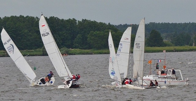 W sobotę i niedzielę (10 i 11 czerwca 2017 r.) w Marinie Zarzeczewo trwają kolejne regaty - Salamander CUP. Zaliczają się do Pucharu Polski Jachtów Kabinowych. Wchodzą również w skład rozgrywek Grand Prix Zalewu Włocławskiego. Zawody rozgrywane są w klasach: T-1, T-2, T-3, Micro, Omega, Standard i Open. Dodatkowo przeprowadzony zostanie jeden osobny bieg tzw. Super Open. W sobotę starty od godz. 12 do 18, natomiast w niedzielę od godz. 9 do 16. INFO Z POLSKI 8.06.2017 - przegląd najciekawszych informacji ostatnich dni w kraju