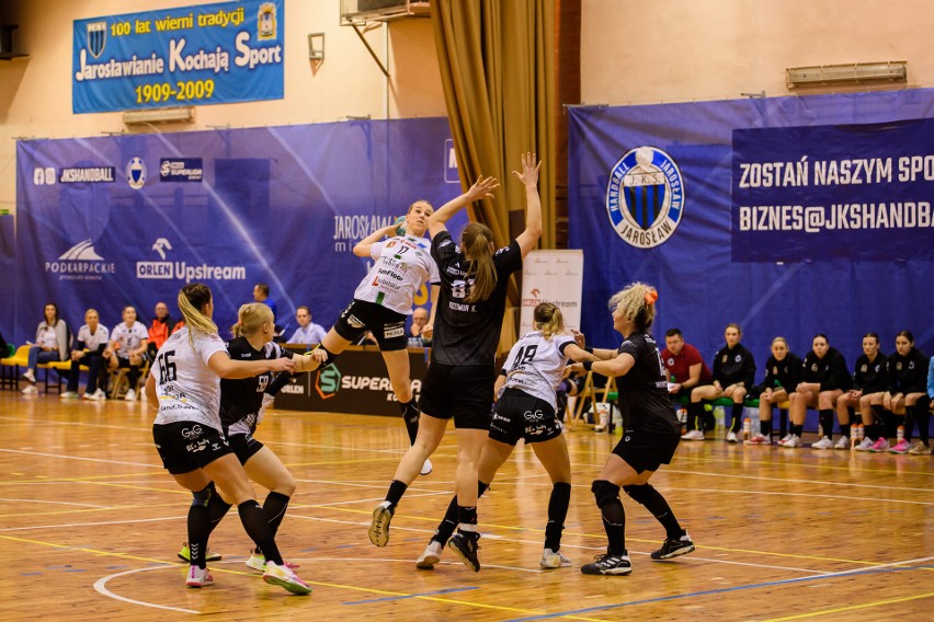 Handball JKS Jarosłąw (czarne stroje) przegrał z FunFloor...