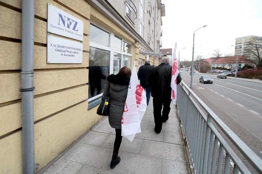 Protest Solidarności przeciwko odwołaniu dyrektora oddziału NFZ w Szczecinie
