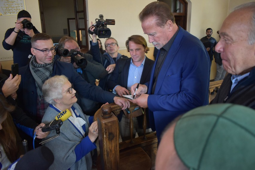 Arnold Schwarzenegger odwiedził synagogę w Oświęcimiu i...