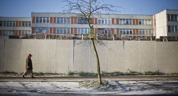 Niebawem te koszmarne baraki przy ul. Bankowej w Policach znikną raz na zawsze. W ich miejsce powstaną budynki komunalne. Pierwszy z 8, jak widzimy, powoli się wynurza.