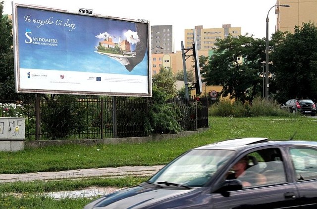 Do odwiedzenia Sandomierza zachęca 260 takich billboardów.