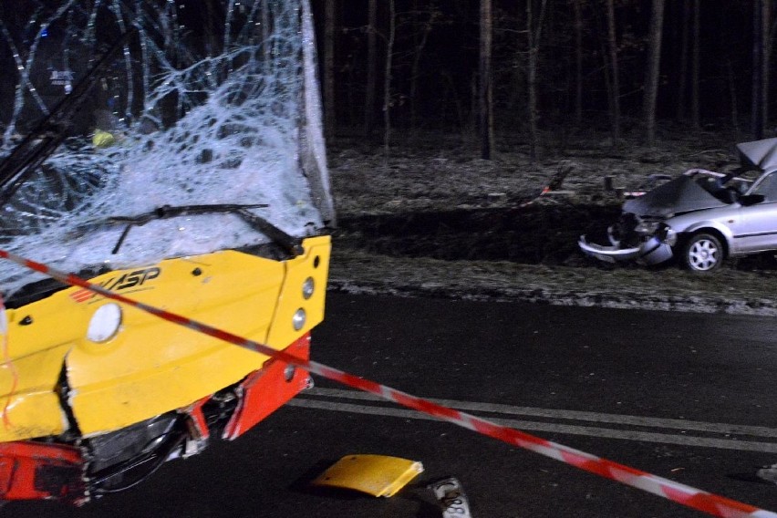 Tragiczny wypadek w Borkowie, nie żyje kobieta. Zderzyły się autobus i osobówka