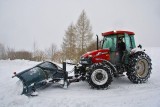 Rolnicy kontra zima! Ciężki sprzęt w akcji i wieś uratowana. Tak ciągniki radzą sobie ze śniegiem