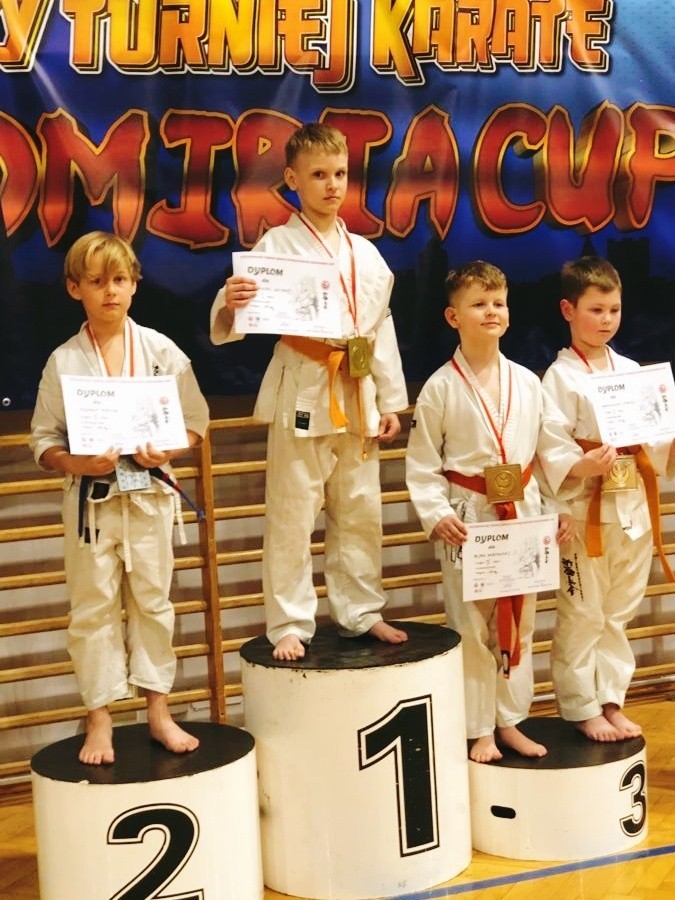 Świetne występy młodych zawodników Klubu Karate Shiro na turnieju w Sandomierzu. Zobacz zdjęcia 