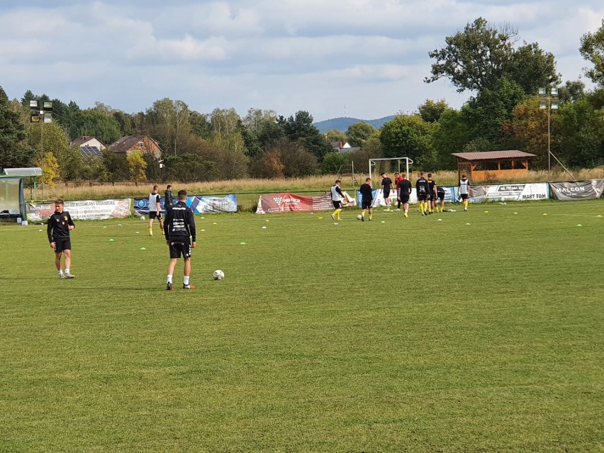 Wyjazdowe zwycięstwo Naprzodu Jędrzejów z Polonią Białogon Kielce w klasie okręgowej. 3:0 po golach Bartłomieja Równickiego