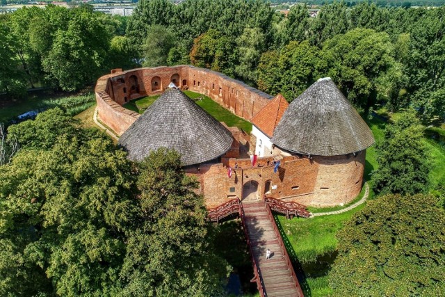 Mieszkańców chronił wał ziemny, a także nurty rzek i bagna. W 1001 r. w pobliżu osiedlili się benedyktyńscy mnisi, którzy zostali zamordowani w nocy z 10 na 11 listopada 1003 r. i potem trafili do panteonu świętych.