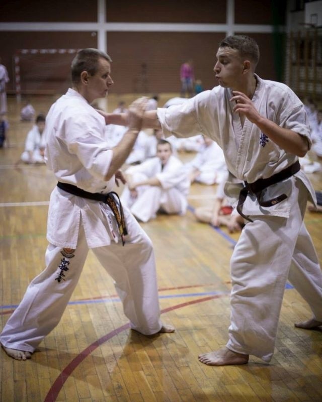 Shihan Remigiusz Karpiński (z lewej) spotkał się podczas seminarium z szydłowieckimi karatekami. To była doskonała okazja do owocnego treningu i wymiany doświadczeń.