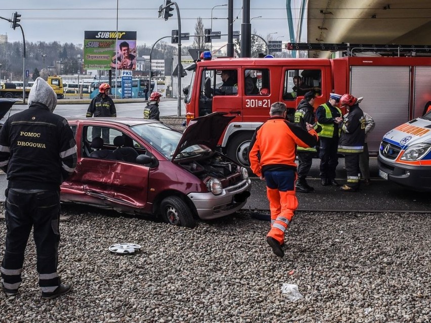 Na miejscu pracują policjanci i dwa zastępy straży pożarnej